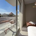 Shadow Pyramids View Inn