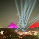Shadow Pyramids View Inn